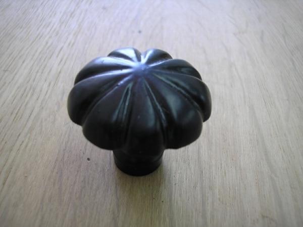 כפתור לארון פרח שחור פרזול